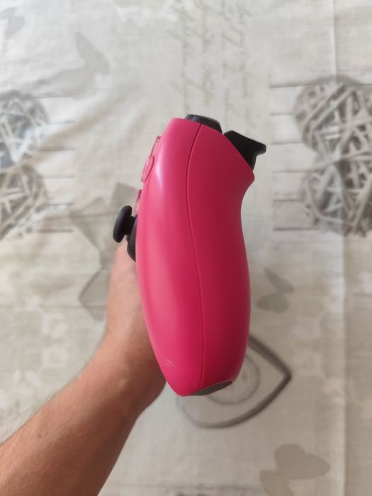 PS5 Pink в отлично състояние, като нов джойстик
