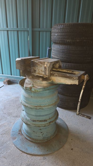 Продаются фрезерные тиски