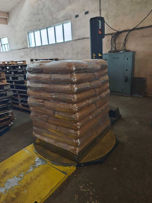 Продавам царевица на чували 20 кг