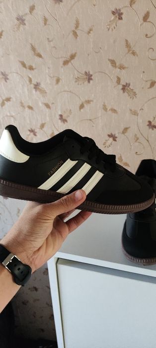 Продаю кроссовки новые