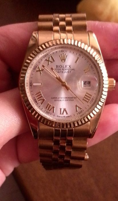 Часы ролекс  золотистого цвета