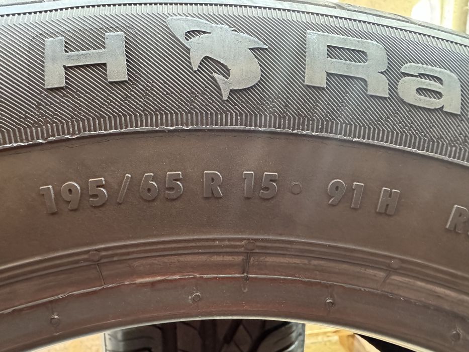 Автомобилни гуми 195 65 15 UNIROYAL