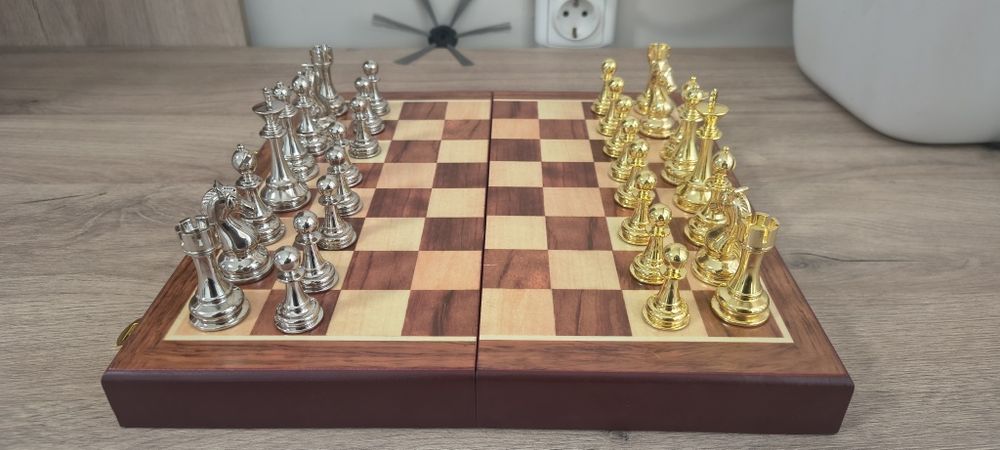 Шах с метални фигурки