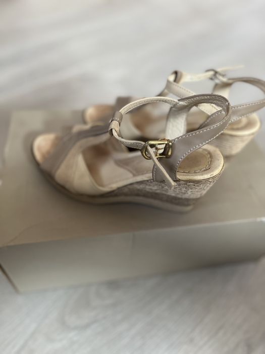 Сандали Bata и сандали на платформа