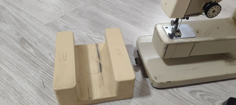 mașină de cusut  electrica Sanda Cugir.
Folosita pentru uz casnic

Preț 250 ron