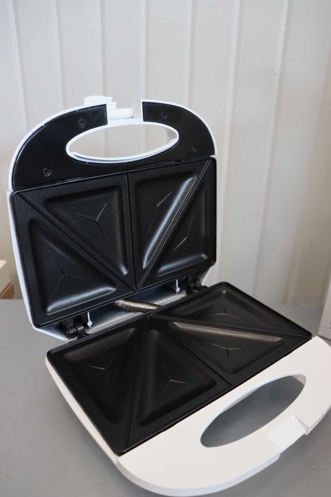 Clatronic Сандвич тостер грил с триъгълни сандвич панели, до 820W