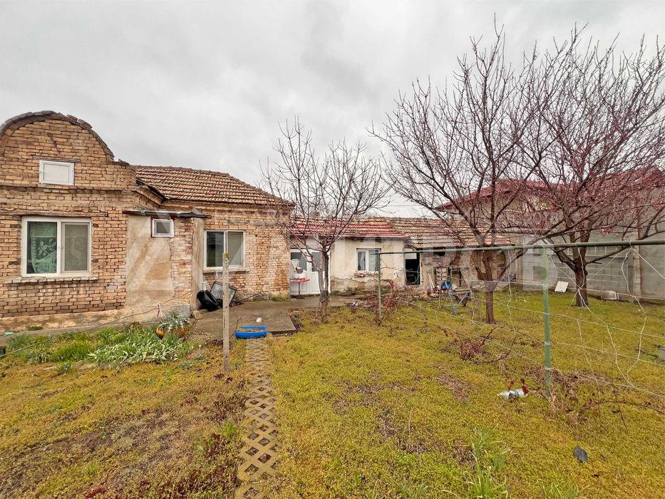 Продава напълно самостоятелна къща с двор в гр. Нови пазар в Добруджанския квартал на града.