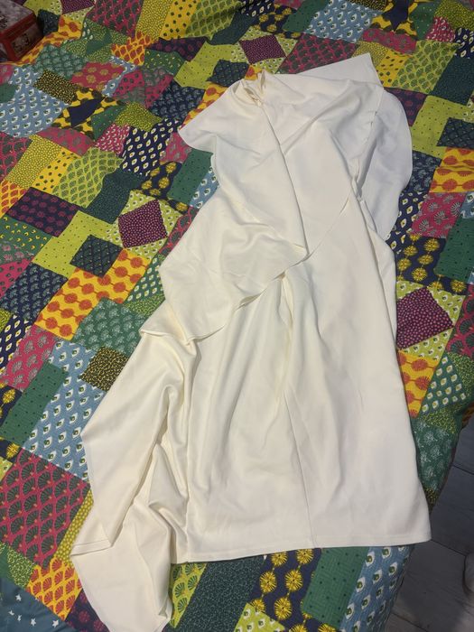 Бяла средно дълга рокля в М/Л размер