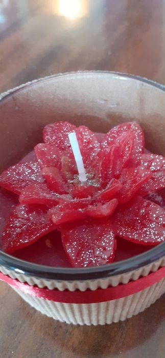 Свещ в стъклен свещник   червена