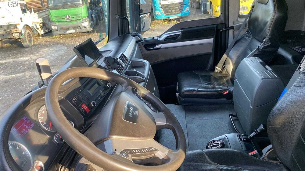 Camion MAN 3 axe cu bena basculabila