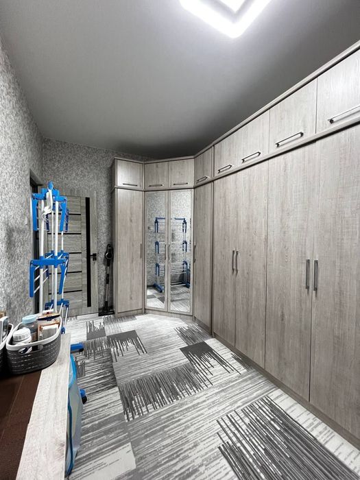 Продаётся двухкомнатная переделанная в 3х на м-в Ялангач