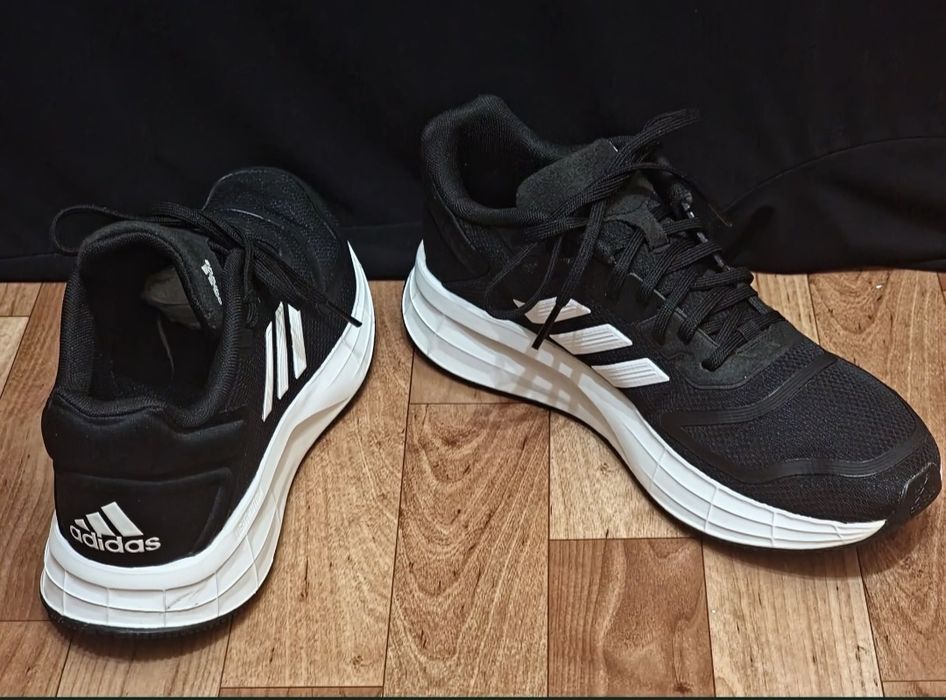 Чёрный кроссовки Adidas