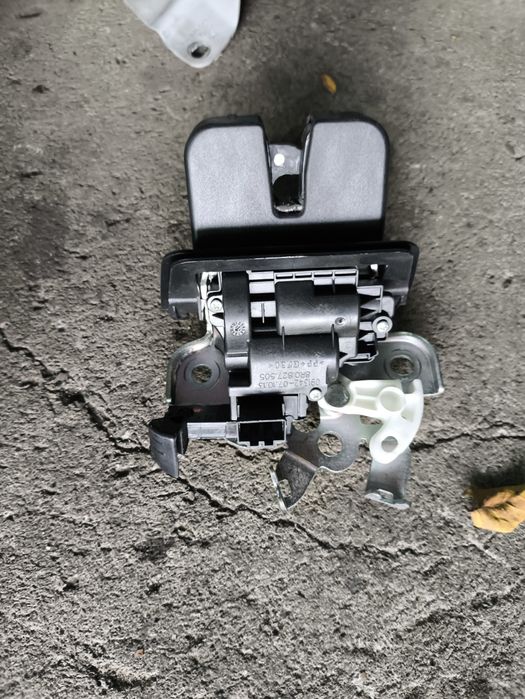 Брава/механизъм  за заден капак за Audi Q3