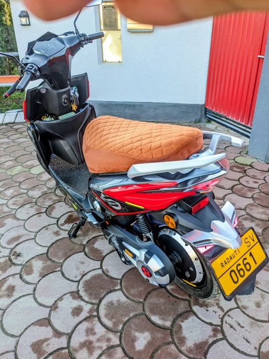 Scuter electric 2200w limitat din farbrică la 25km/h.fără permis