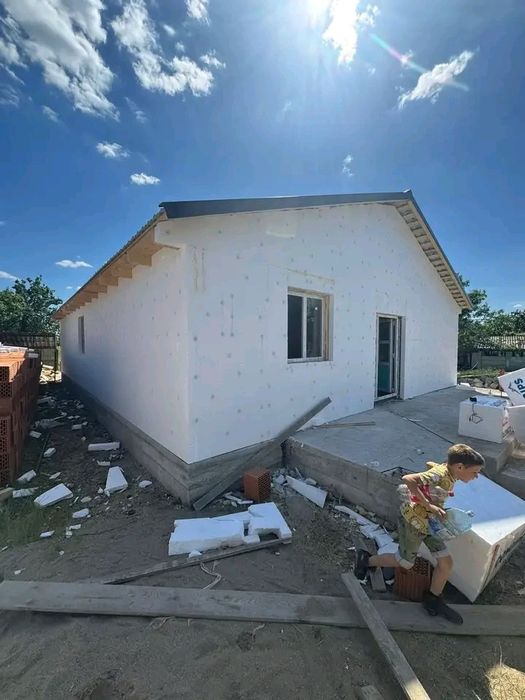 Containere modulare pe structură metalică rezistentă și invelite cu panou sandwich termoizolant,