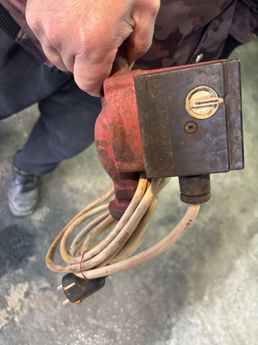 Продавам водна помпа за парно Grundfos 25-4