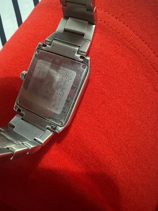 Ceas Jaques Lemans barbati , este folosit nu prezinta nicun defect