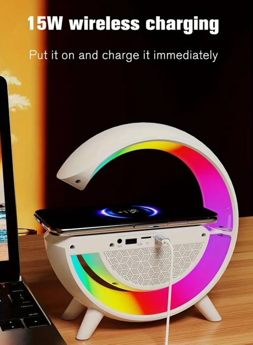 Тонколона с лед светлини и станция за безжично зареждане