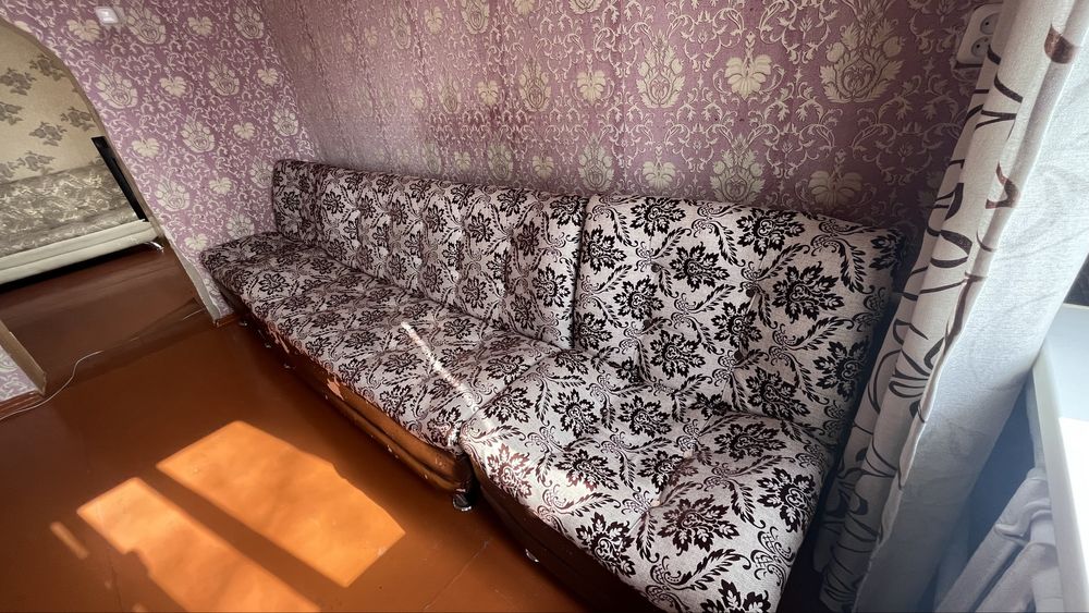 Продам 2 дивана и 2 кресла б/у.