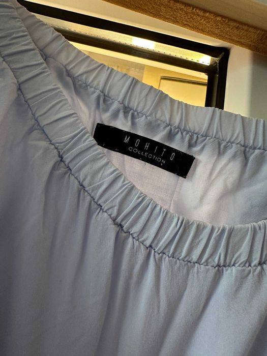Bluză damă Mohito bleu ciel cu umerii goi (Off-shoulder) și volan cu broderie florală – Mărimea [M]