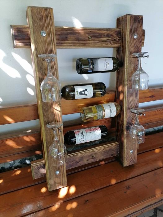 Продавам дървена етажерка за вино