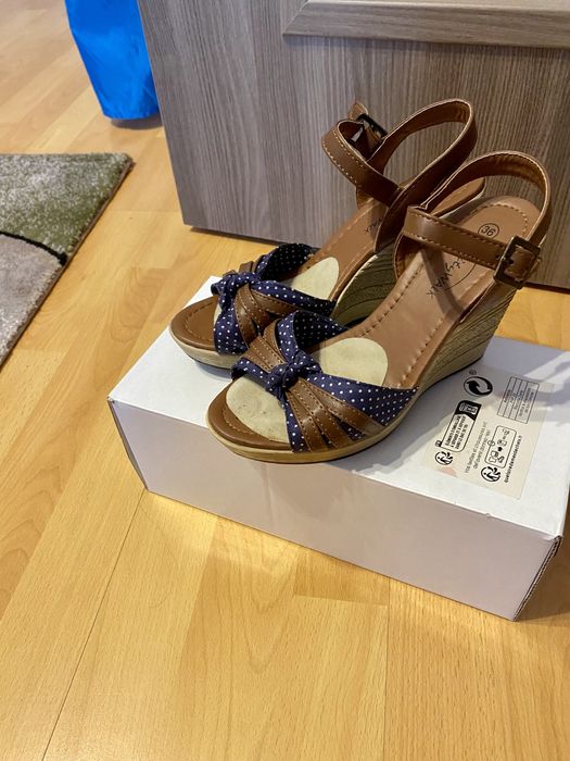 Sandale cu talpa ortopedica