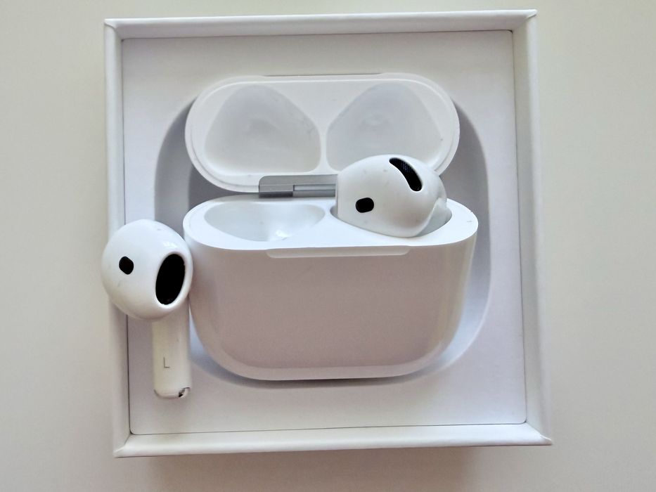 Слушалки Apple AirPods 4, Active Noise Cancellation.