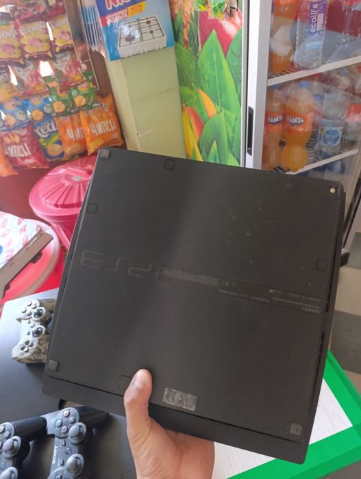 "PlayStation 3 Slim ideal holatda, joystik bilan".