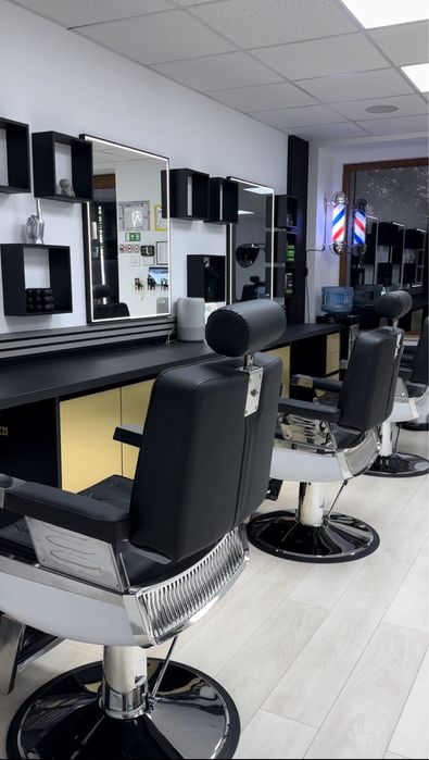 Închiriez scaun/post de frizer la Epic No.7. Chirie 150€/luna