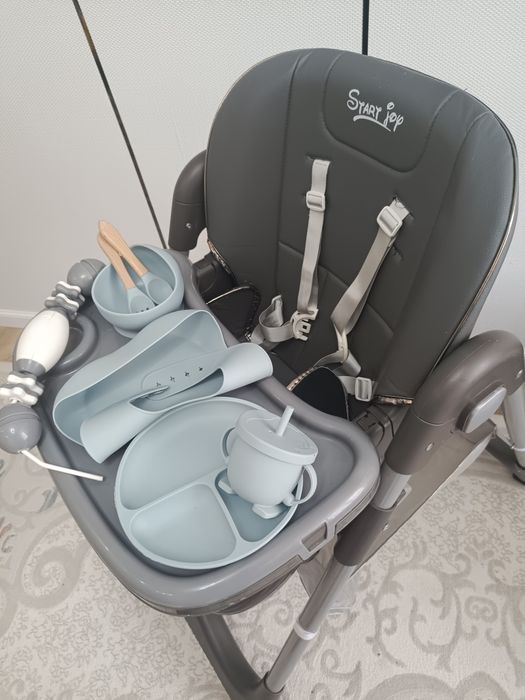 Детский стульчик с посудой