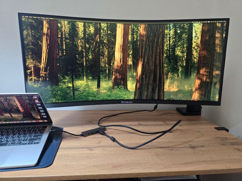 Игровой монитор с кронштейном