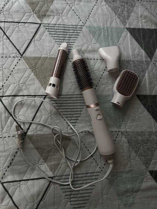 PHILIPS, сешоар, всички приставки са включени в комплекта, работи отлично