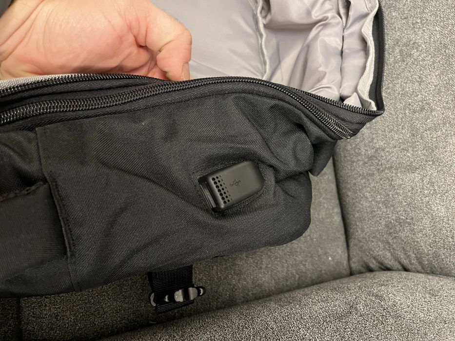 Ghiozdan pentru calatorit cu dimeniuni de 50×30×20 cm - cu extra pungi