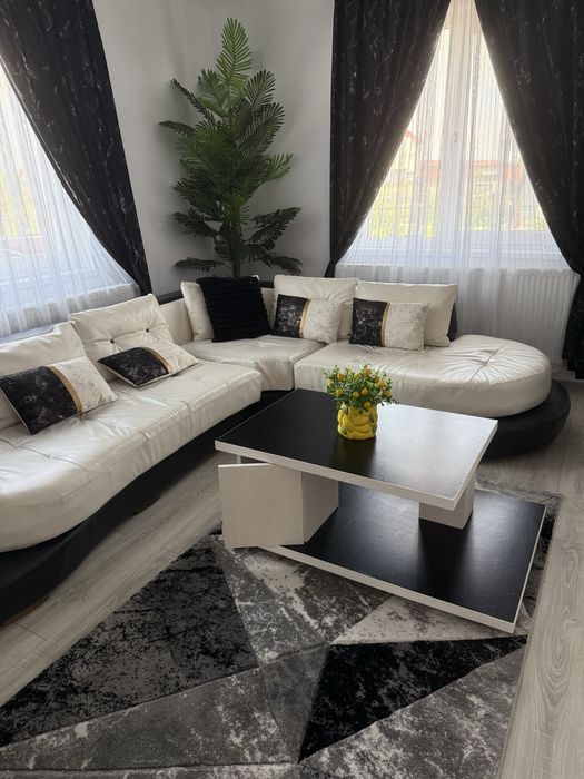 Canapea colțar modernă + măsuță de cafea – alb/negru – stare foarte bună