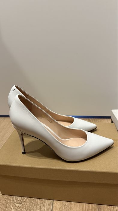 Продам туфли белые кожаные отлтчного качества