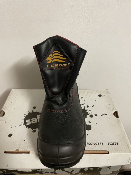 Bocanci de lucru cu bombeu