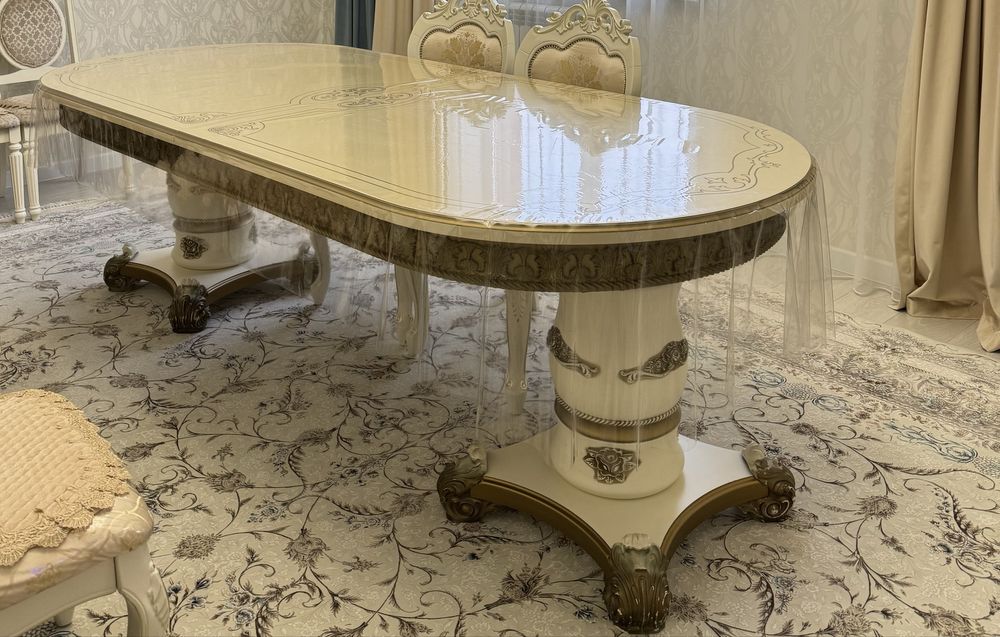 Гостиный стол красивый