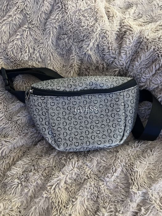 Чантичка за кръст на Guess