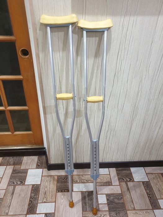 Костыли подмышечные, аллюминиевые.