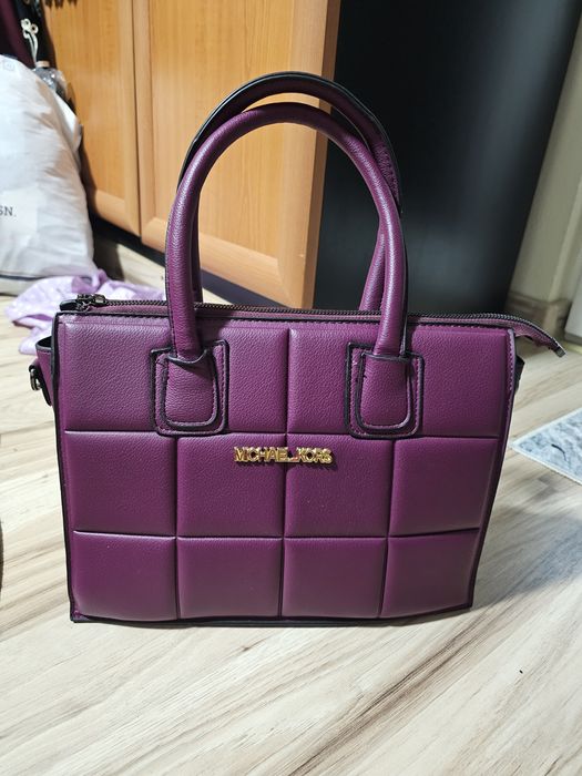 Geanta mov cu bareta