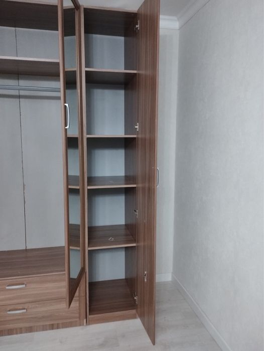 Современный шкаф с зеркалами