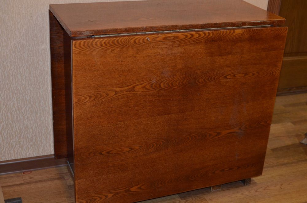 Раскладной стол-книжка в хорошем состоянии Yig‘iladigan stol-kitob