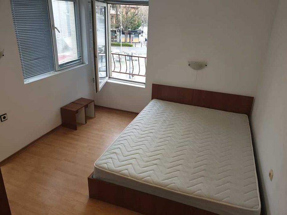 Дава се под наем Двустаен апартамент в Бургас, Център - 43 кв.м за 204 € - Снимка #2