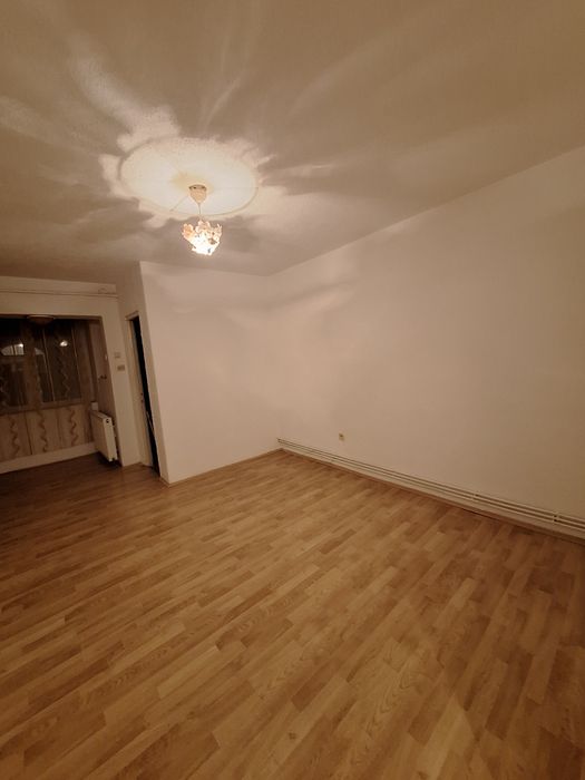 Vând garsoniera recent renovata