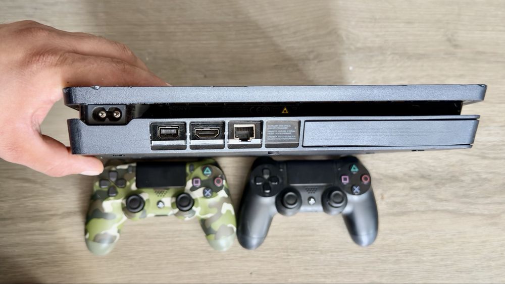 PlayStation 4 Slim 1TB + 2 controllere Sony DualShock 4