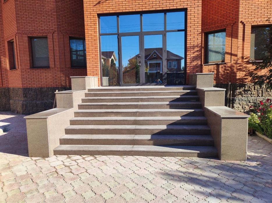 Лестница фасад площадка перила Ускаман