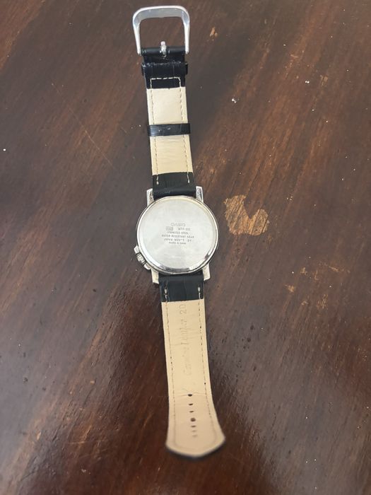 Продавам часовник casio