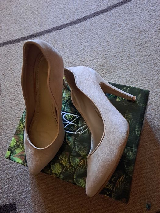 Дамски обувки на ток в бежово