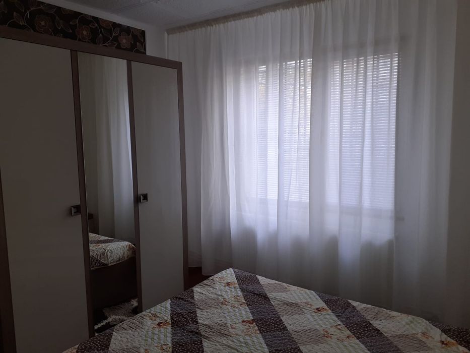 Închiriez Studio Sc Nr 5 la parter.