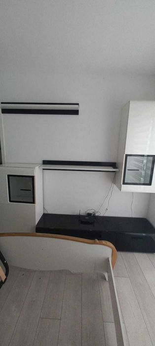 Set mobila Living - comoda TV cu 3 sertare, 2 corpuri albe, 2 etajere negre